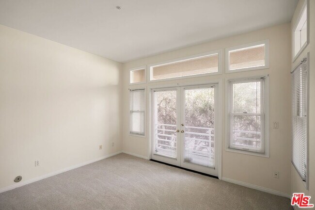 Building Photo - 604 Palisades Dr