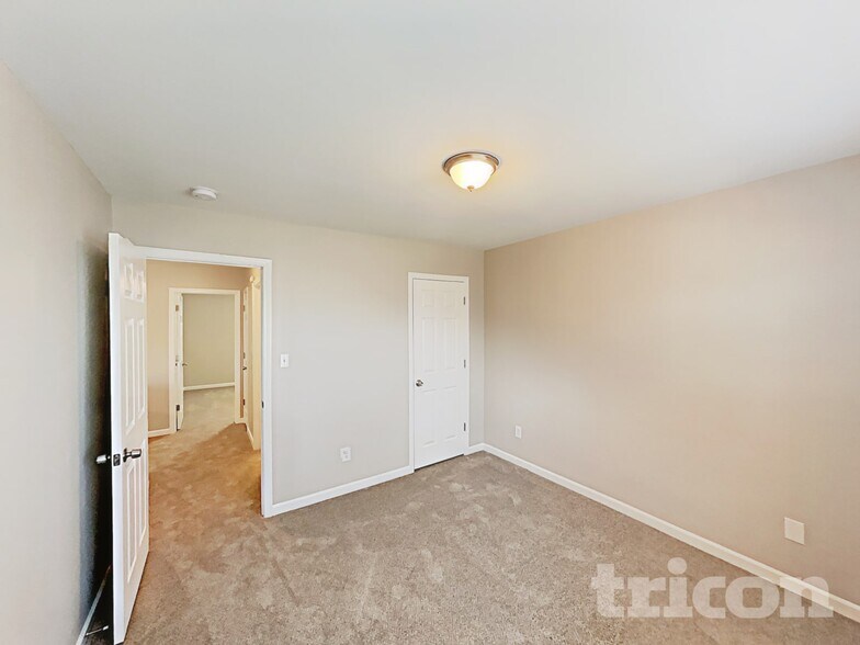 Building Photo - 1324 Pondhaven Dr