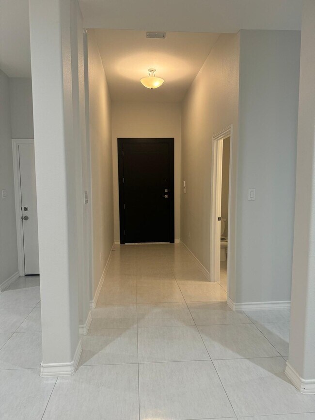 Building Photo - 6001 Vero Dr