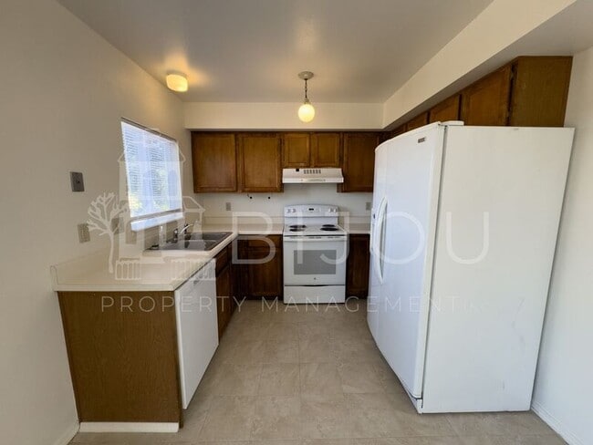 Building Photo - 6470 Chantilly Pl