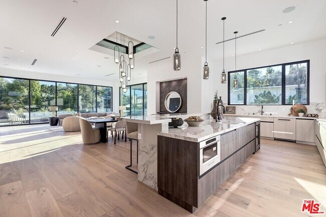 Building Photo - 16879 Mooncrest Dr