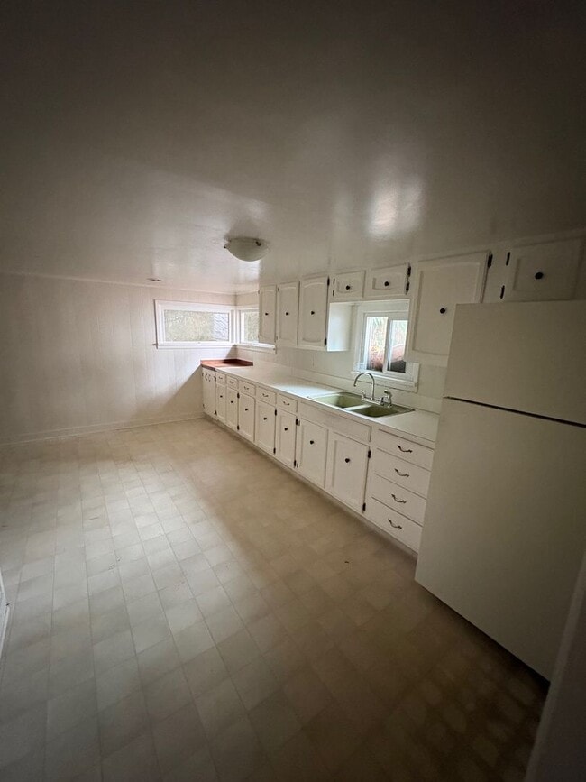 Building Photo - 00110-751/755 River RD