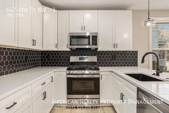Building Photo - 642 6th St NW
