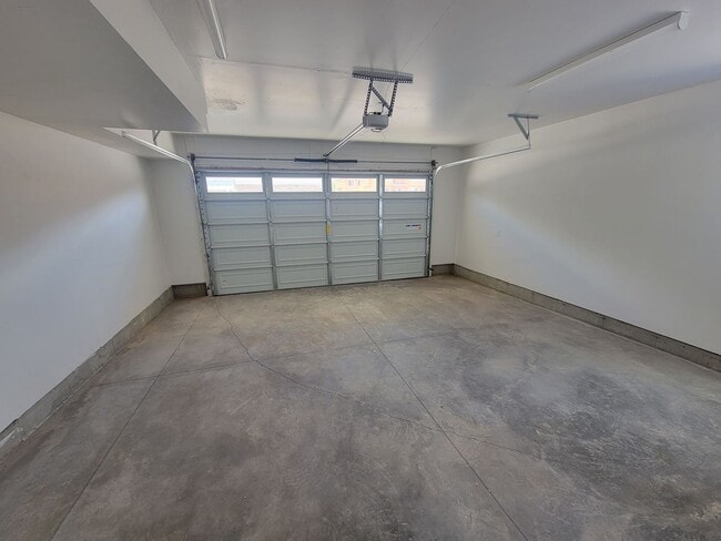 Building Photo - GORGEOUS Spacious Town Home