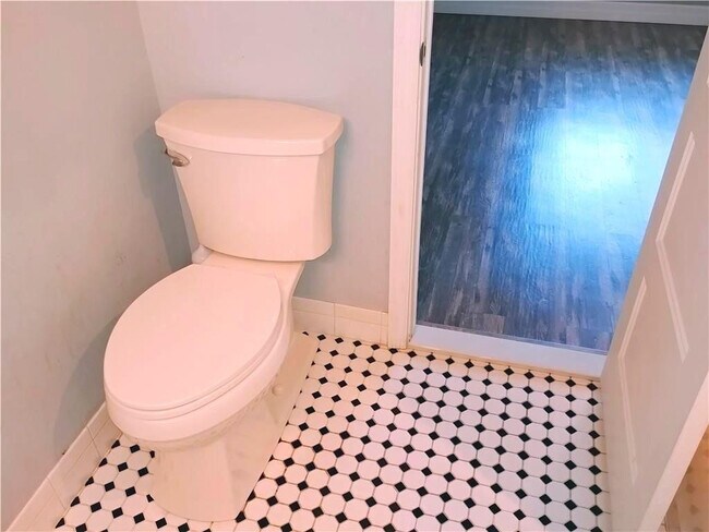 Building Photo - 12 NE 19th Ct