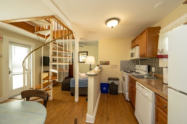 Building Photo - Old Town Apt Steps From Duval