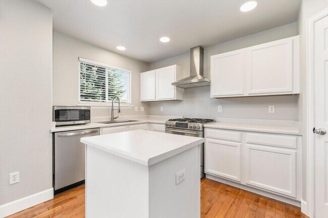 Building Photo - 1878 Twin Lakes Cir