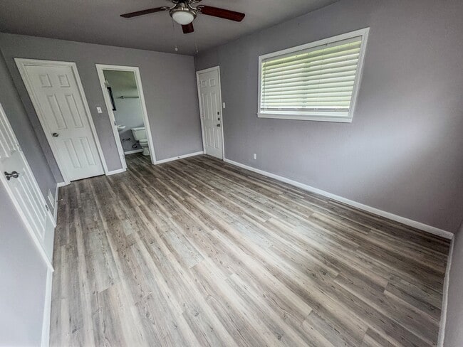Building Photo - 2810 Cedar Cir