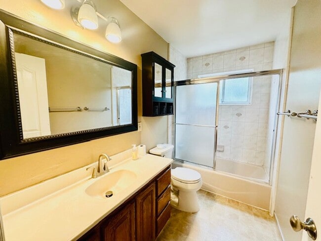 Building Photo - Move right in! This is an ideal home, gorg...