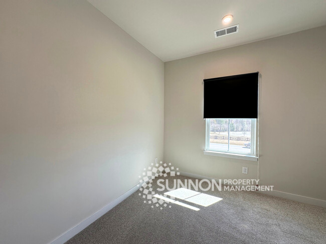 Building Photo - Spacious 3-Bedroom Townhome in a Prime Loc...