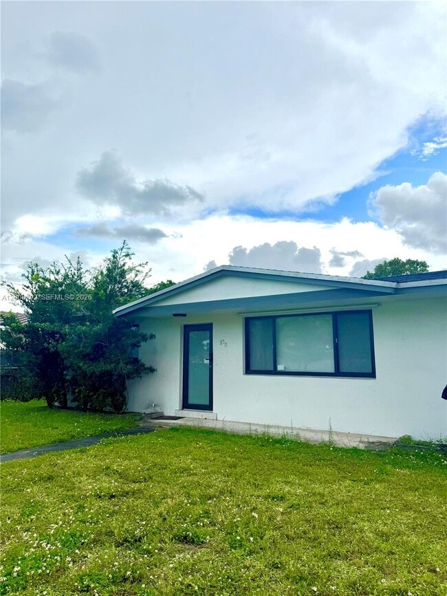 Building Photo - 850 W 64th St