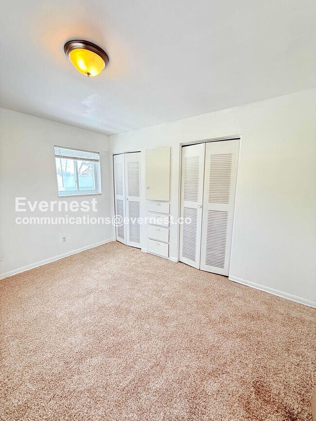 Building Photo - 15601 Schoolcraft Rd