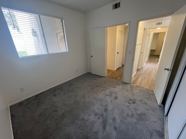 Building Photo - Camelot Community Downstairs 2 Bedroom Con...