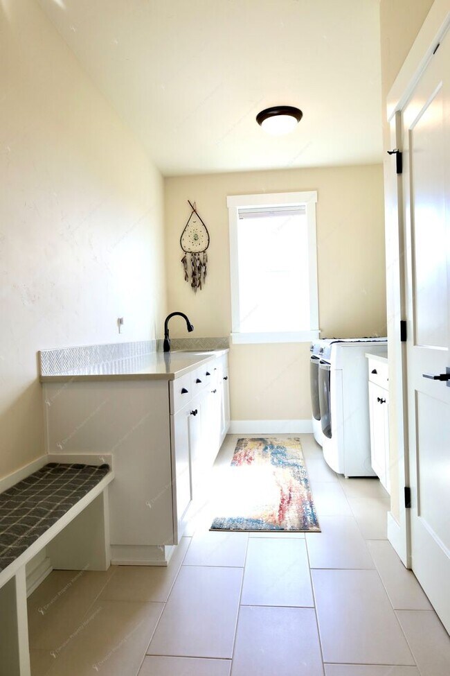 Building Photo - **Unfurnished** Single-level 3 BR-2BA  Home with Mountain Views