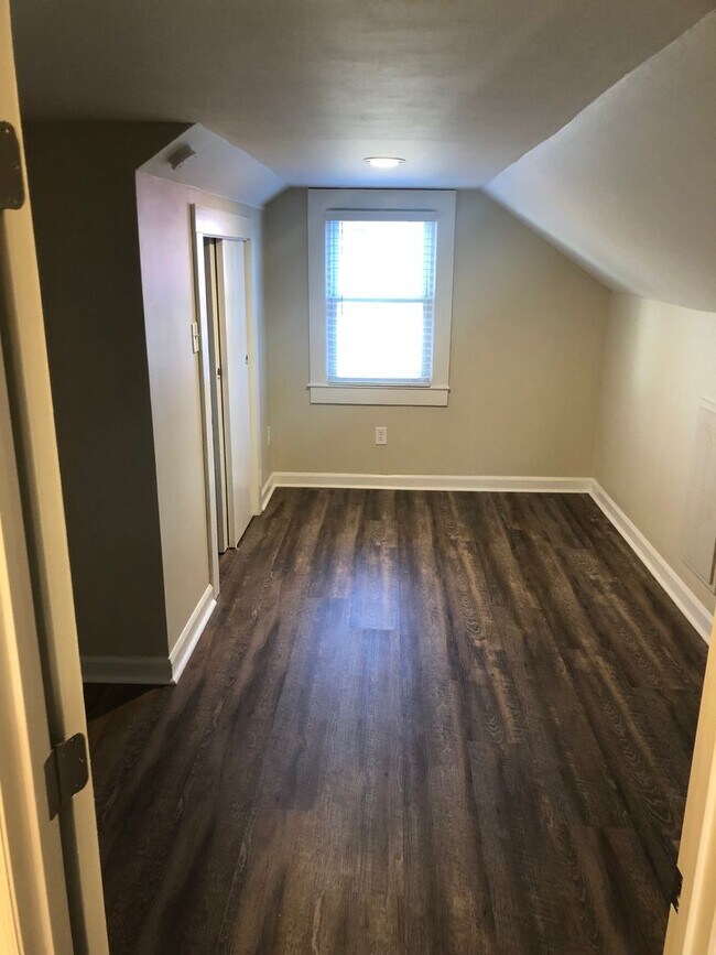 Building Photo - Four bedroom, 2 bath house in Burlington