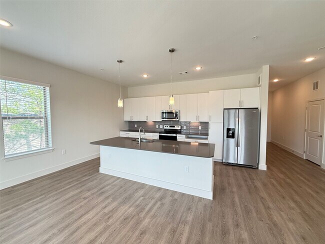 Building Photo - 641 W Crosstimbers St