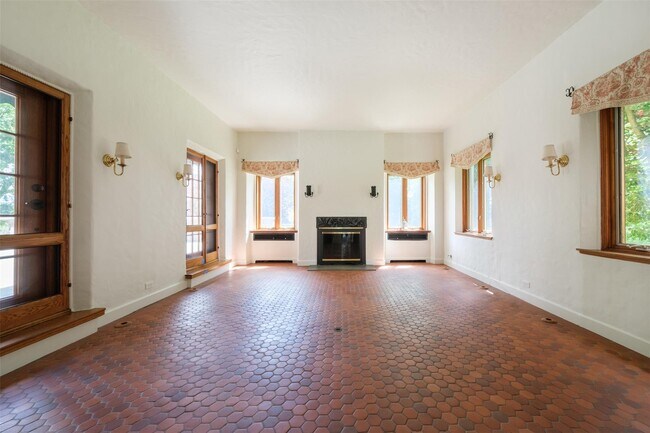 Building Photo - 10 Ridge Pl