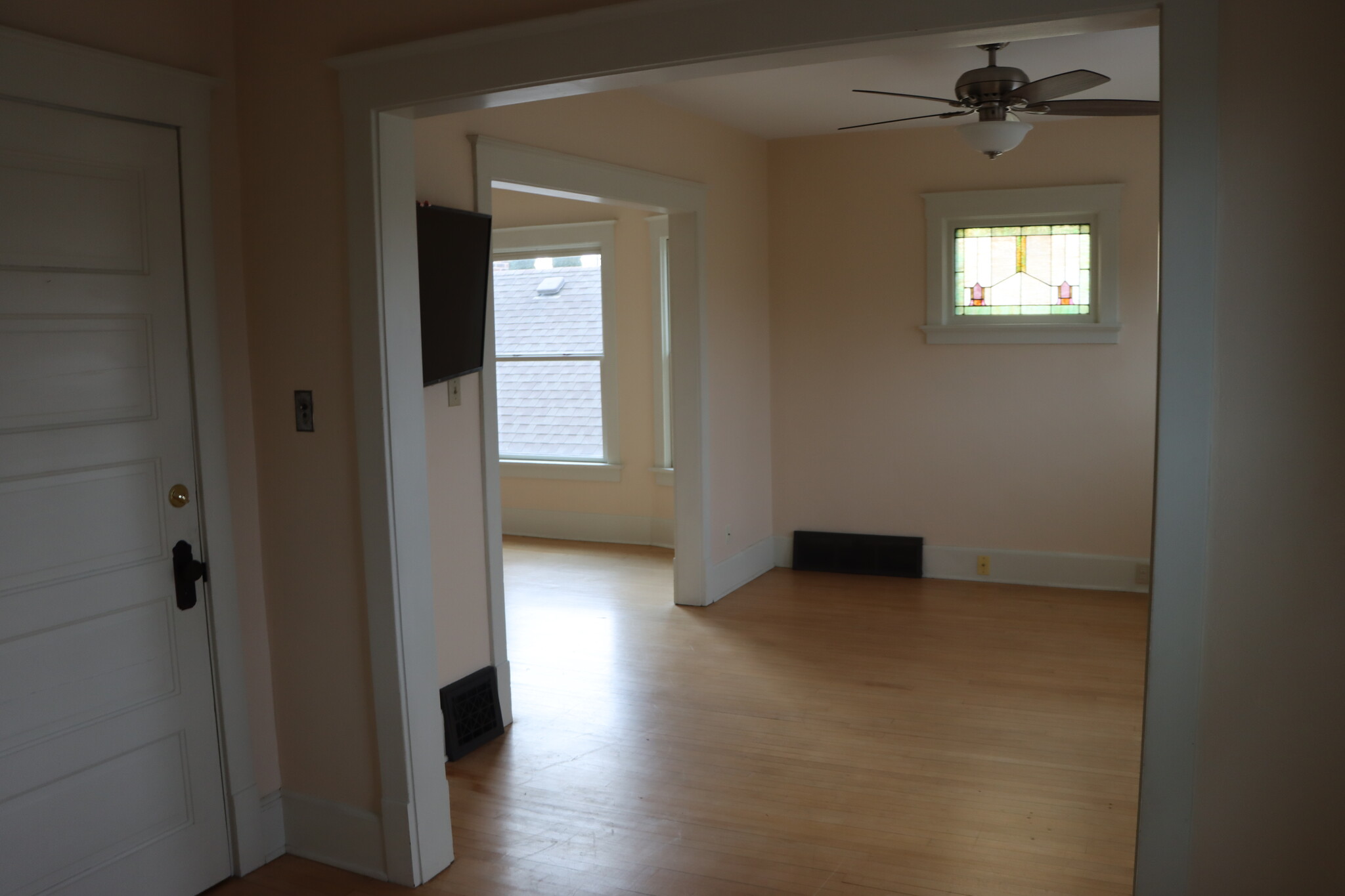 Living Room - 3262 N Cambridge Ave