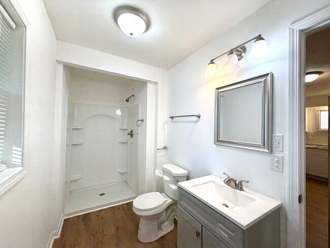 Building Photo - 887 Elwood Dr