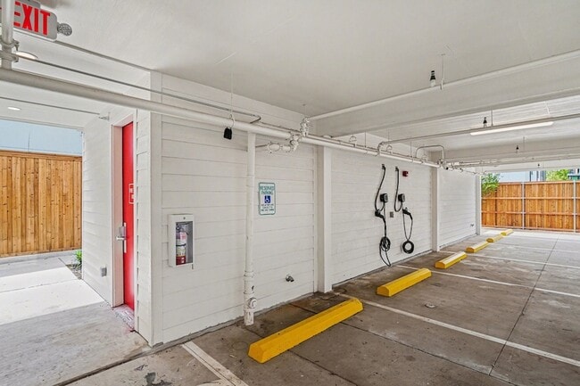 Building Photo - 2217 N Fitzhugh Ave