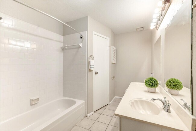 Building Photo - 5255 Beaverbrook Dr
