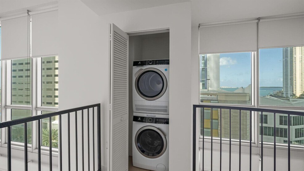 Building Photo - 300 S Biscayne Blvd