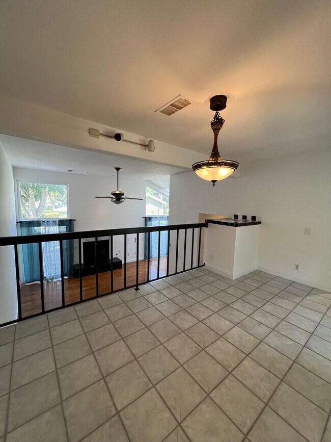 Building Photo - Tri-Level 2bed 2.5 bath Huntington  Beach Condo