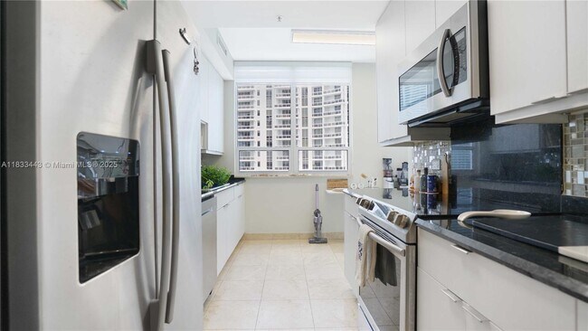 Building Photo - 801 Brickell Key Blvd
