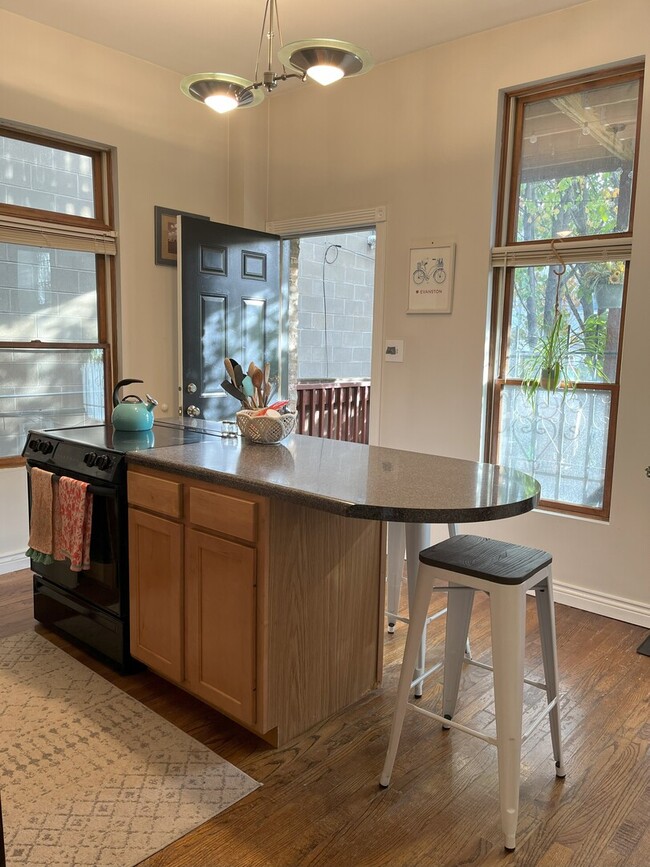 Building Photo - 2035 W Evergreen Ave