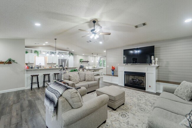 Building Photo - Charming 4 bedroom, 3 bathroom with lots of outdoor living space.
