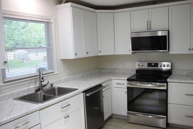 Building Photo - 3193 Carriage Ln