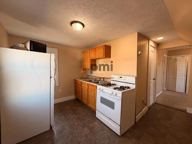 Building Photo - 1110 1/2 Elston Street