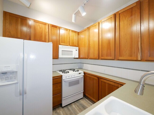 Building Photo - 1Bed 1Bath DT Kirkland Condo Available for Rent!
