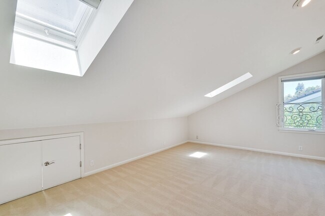 Building Photo - $8500-Mountain View  4 bedroom 3 baths in great neighborhood!