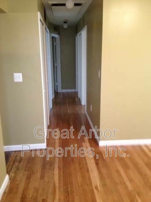 Building Photo - 741 Dorset Ave