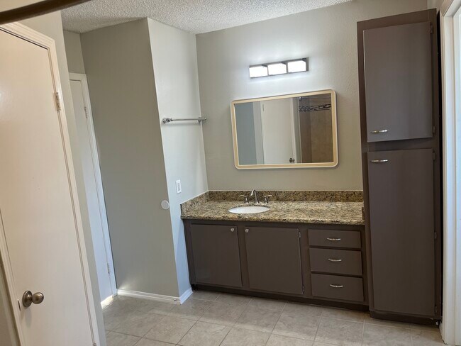 Building Photo - 4030 Green Crest Dr