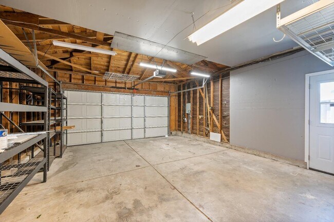 Building Photo - 3661 Slopeview Dr