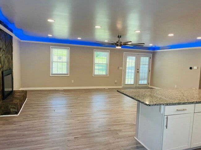 Building Photo - Beautiful 3 bedroom, 3 bathroom with large...