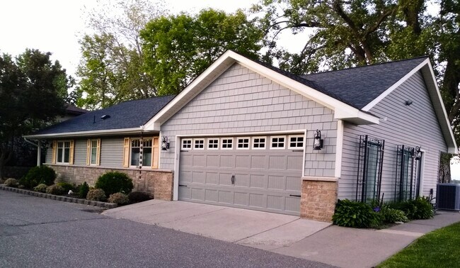 Building Photo - 21253 Lake George Blvd