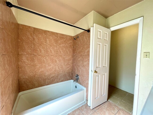 Building Photo - 6310 Star Lake Dr