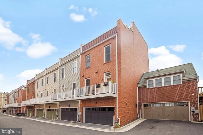 Building Photo - 710 Bluemont Ave