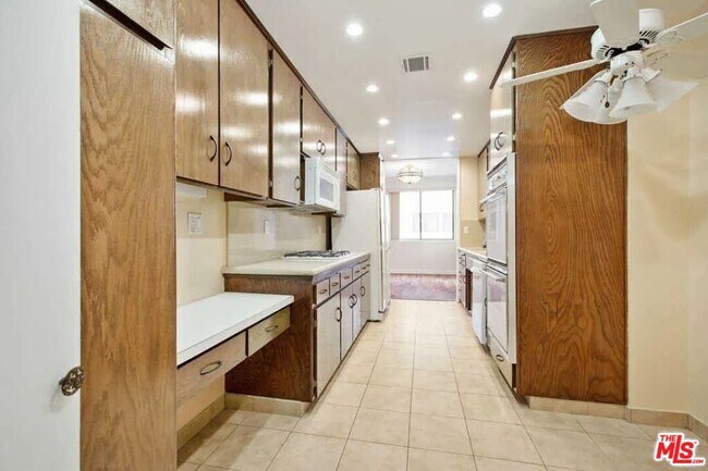 Building Photo - 8568 Burton Way