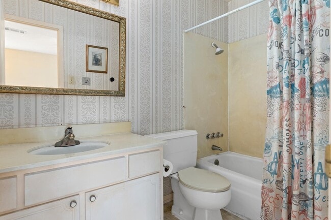 Building Photo - 5960 Townhouse Ln