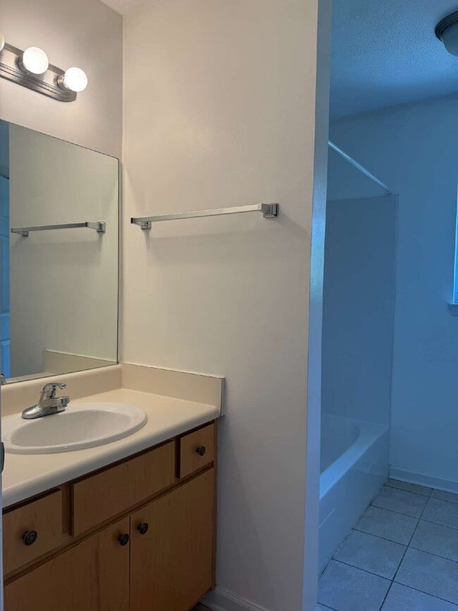 Building Photo - "Coastal Comfort Awaits: Charming 2-Bed, 2-Bath Townhouse on Catherine Street!"