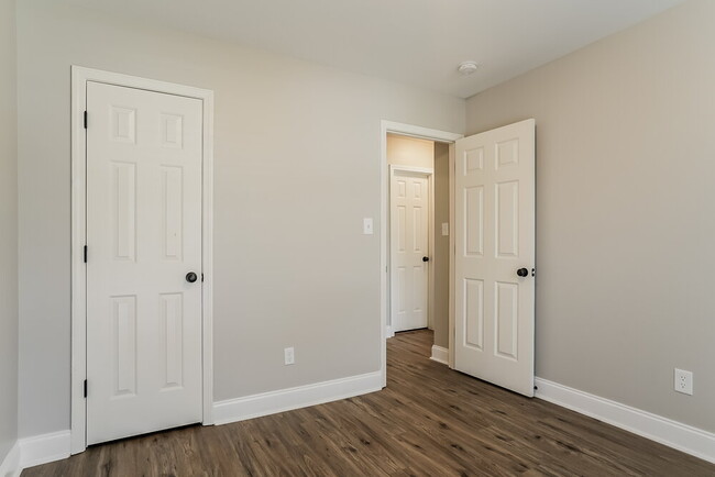 Building Photo - 143 Locket Dr