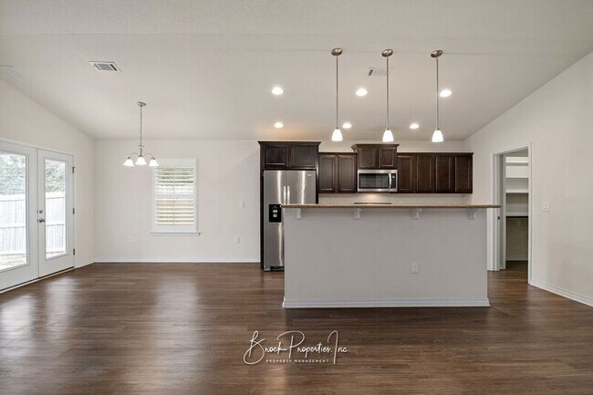 Building Photo - 5515 Peach Dr