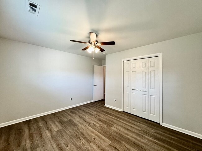 Building Photo - A Ranch Home In Great Neck!  Ready NOW!  P...