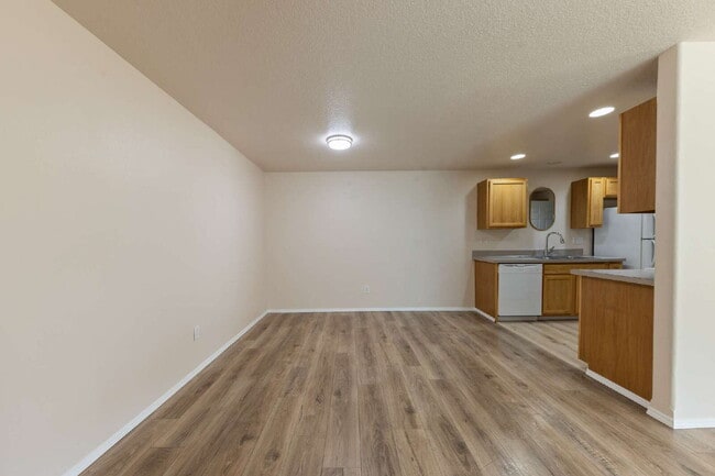 Building Photo - Spacious 3 bedroom Duplex