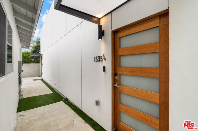 Building Photo - 1535-1538 N Kingsley Dr