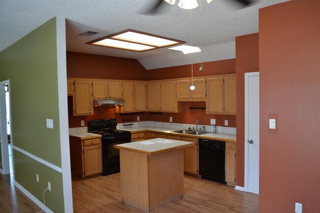 Building Photo - Location! Location!  3 bedroom, 2 bath, Ga...